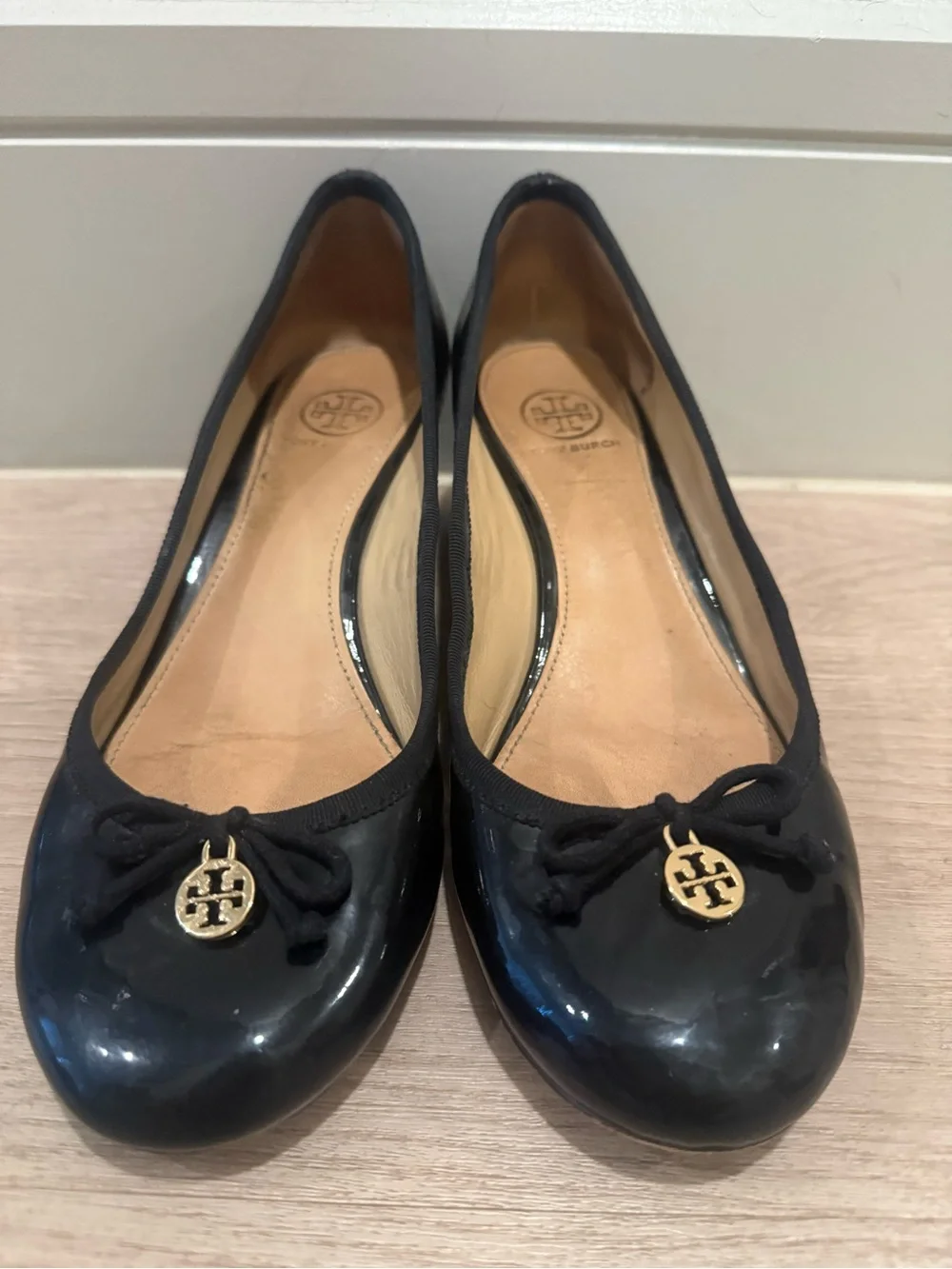 Tory Burch Chelsea Patent Leather Charm Wedge Pumps Black Size 8